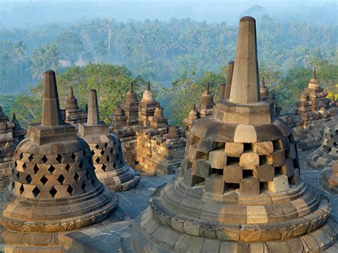 La Construction du Temple Borobudur: Un Monument Bouddhiste à l’Épopée Millénaire de Java